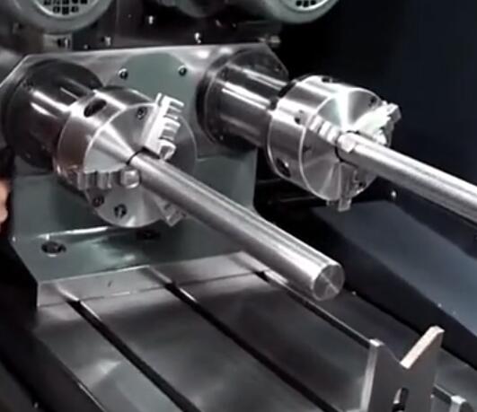  軸類深孔鉆床，這樣的數(shù)控機床國內(nèi)很少見，看看不一樣的加工過程